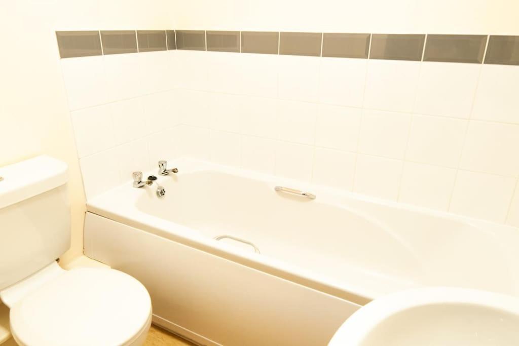 *New* 2-Bed Modern Apartment Burton-upon-Trent Exteriör bild